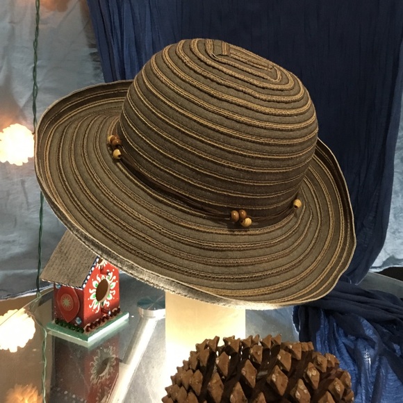 Wallaroo Brenton packable sun hat.