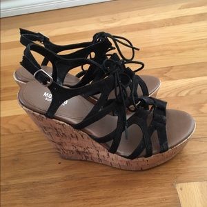 black wedge sandals US 8. Smoke free, pet free 🏡