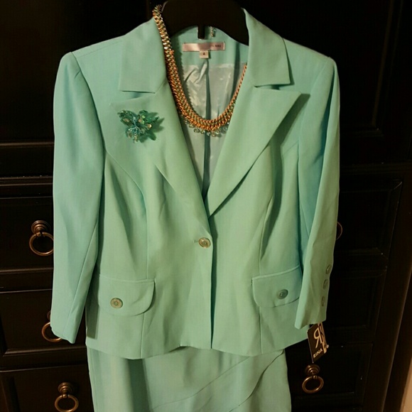 EASY LIKE SUNDAY MORNING❣️Absolutely gorgeous seafoam suit - Picture 2 of 4