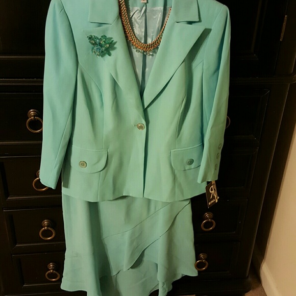 EASY LIKE SUNDAY MORNING❣️Absolutely gorgeous seafoam suit - Picture 3 of 4