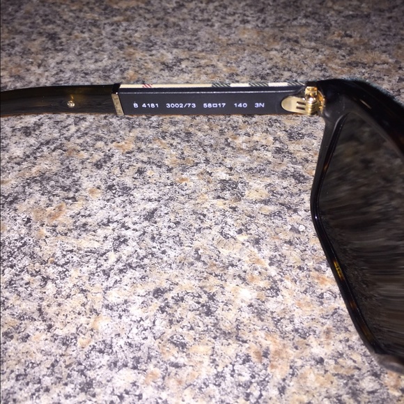 Authentic Burberry sunglasses - Picture 4 of 7