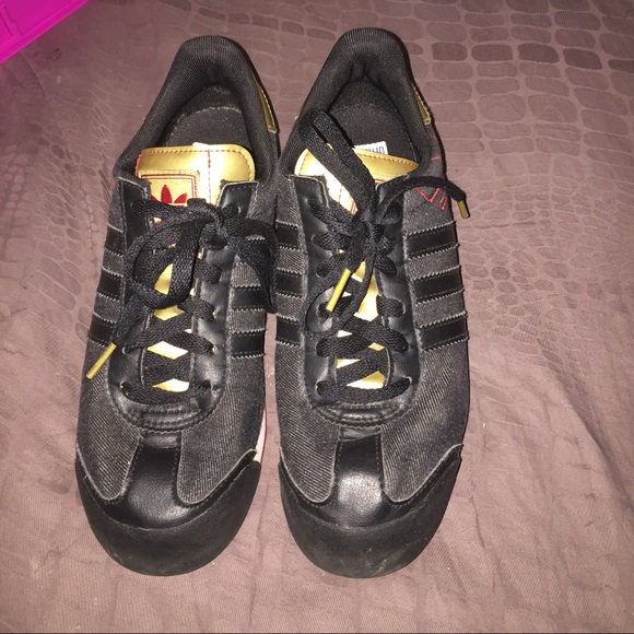 Zapatillas adidas Samoa costumbres, negro, rojo, oro poshmark Zapatillas adidas Samoa costumbres, negro, rojo, oro poshmark
