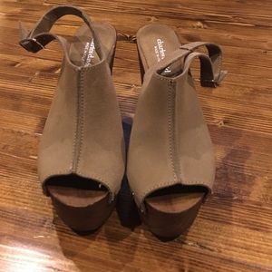 Charles David Dark Beige Wedges Size 6.