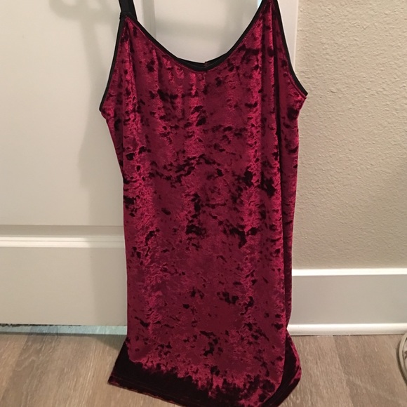 Topshop Dresses & Skirts - NWOT Topshop Crushed Velvet Slip Dress
