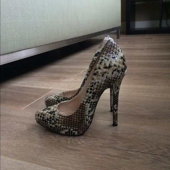 Snake embossed high heel shoes size 6