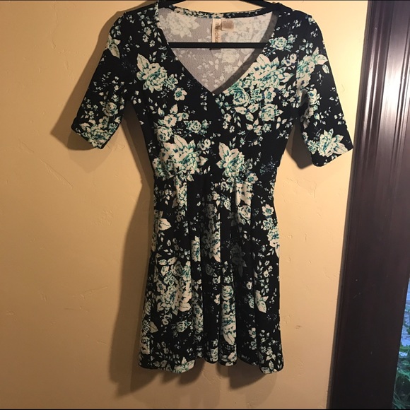 Size xs v-neck floral dress - Picture 1 of 2