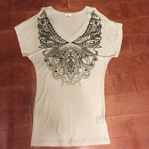 Very cute cold shoulder short sleeve tee!