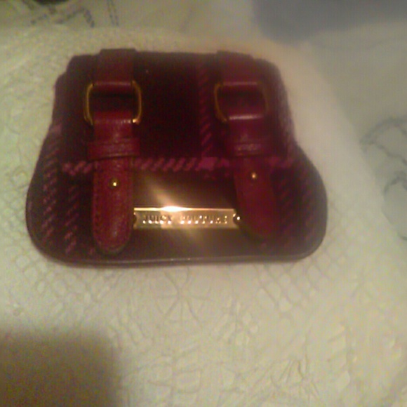 Wallet with leather stripes.