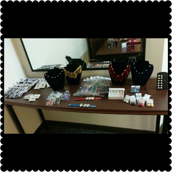 NECKLACE. LIPSTICK. MAKE-UP BAGS. EAR RINGS.