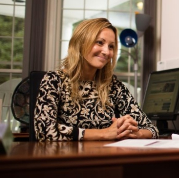 Meet your Posher, Stephanie - Picture 2 of 4