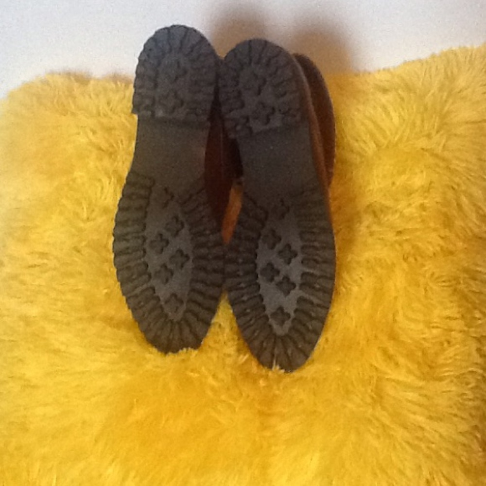 VERY ADORABLE GENUINE LEATHER UPPER BRAND NWOT - Picture 2 of 4