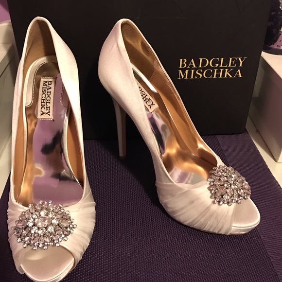 Badgley Mischka - Petal Pump