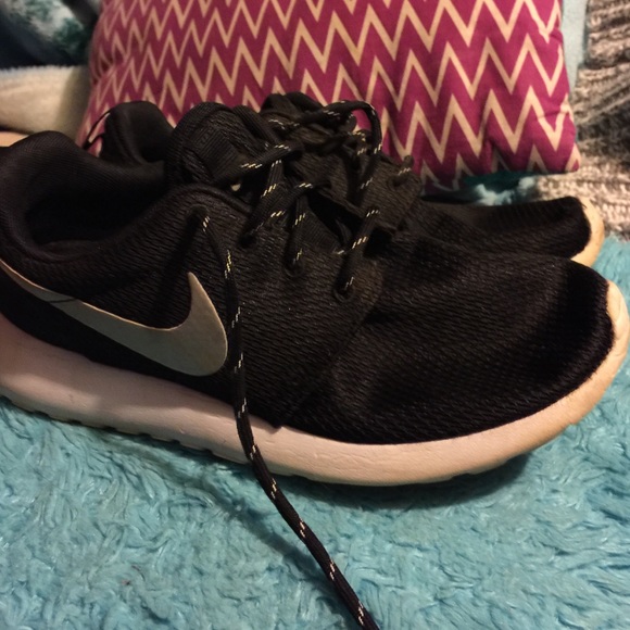 Women's Black Nike Roshes