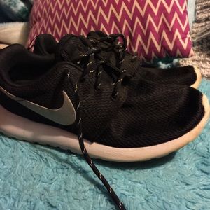 Women's Black Nike Roshes