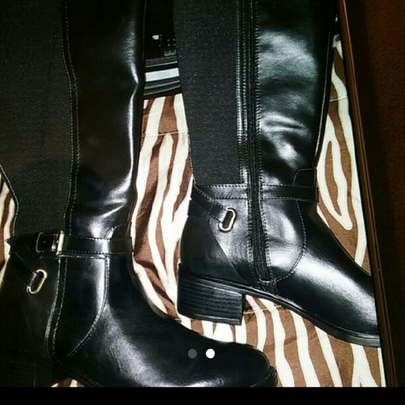 Women Riding Boots - Picture 2 of 3
