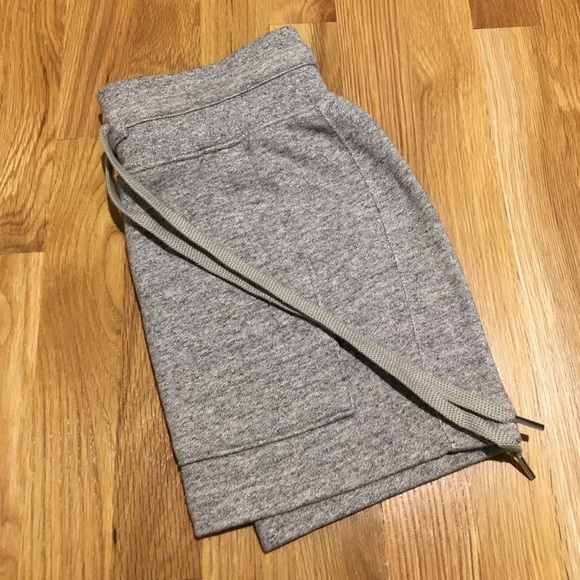 Uniqlo Dresses & Skirts - Cute skirt 👗🌸🌼