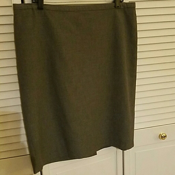 Gray knee length stretch fabric pencil skirt