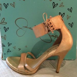 Jessica Simpson going to GW 2morow ACR FAST 🐰👟