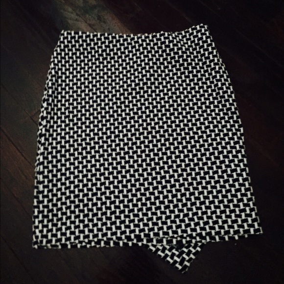H&M PENCIL SKIRT - Picture 2 of 2