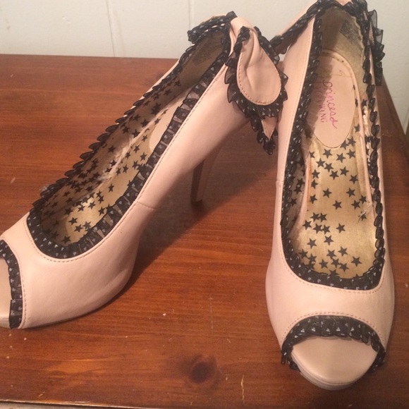 Princess Vera Wang Peep-toe heels