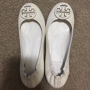 Size 7.5 cream/white Tory Burch flats!