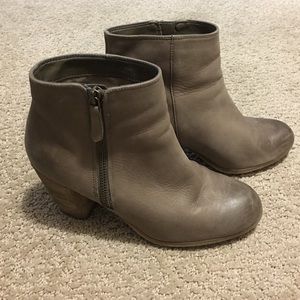 Size 7.5 BP leather ankle boots!
