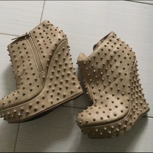 Spiked beige wedge boots