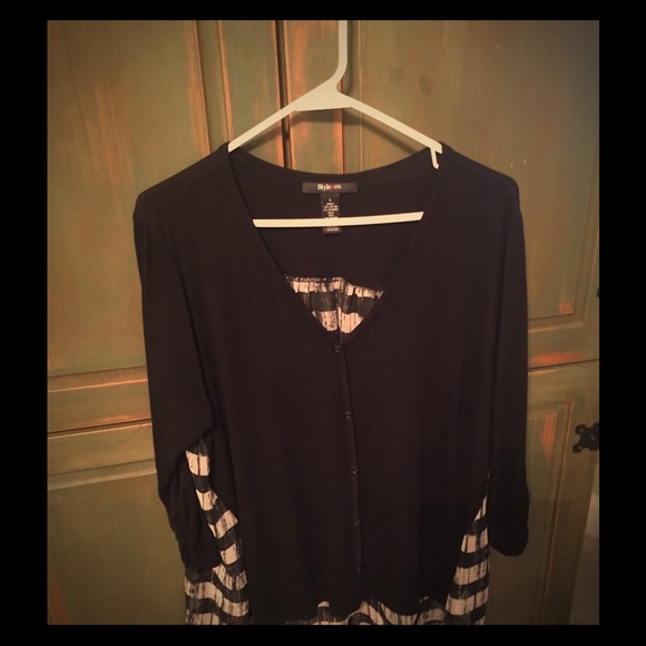 Cute Blouse. Great paired w/leggings or jeans.