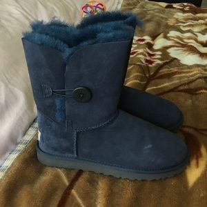 Ugg bailey button navy color
