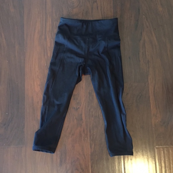 Lorna Jane black high waisted cropped tights can