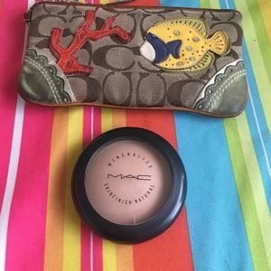 MAC mineralize skinfinish natural.