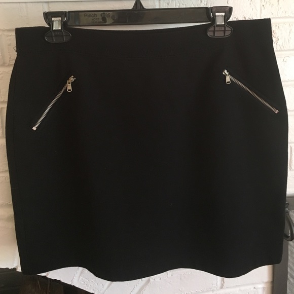 Ann Taylor LOFT mini skirt. Size M