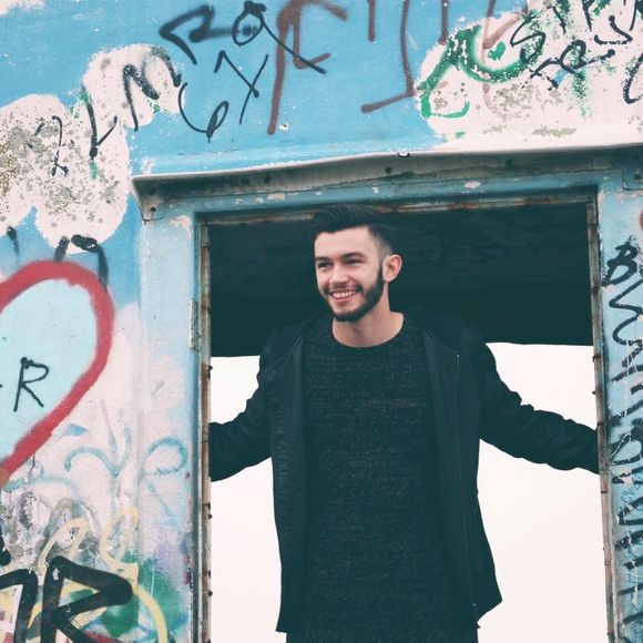 Meet your Posher, Devyn - Picture 1 of 1