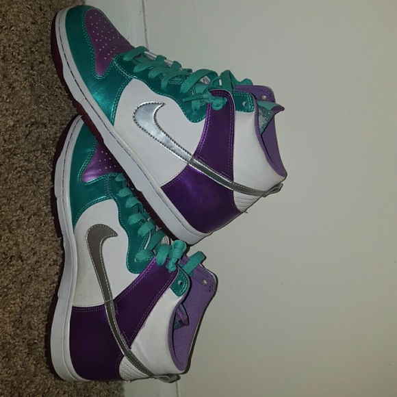 Gently used 7Y NIKE high top sneakers.