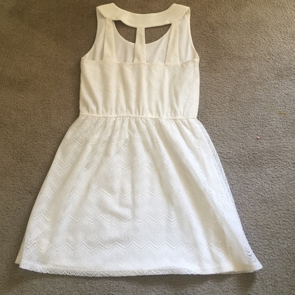 Beautiful white laced detailed ๐ dress! ๐ฃ๐๐ - Picture 2 of 4