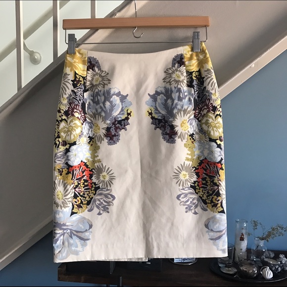 Beautiful pencil skirt, worn once - great colors!