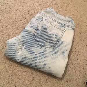 Acid Wash Skinny Jeans.