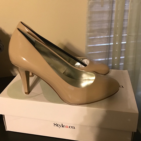 Tan heels- NWT