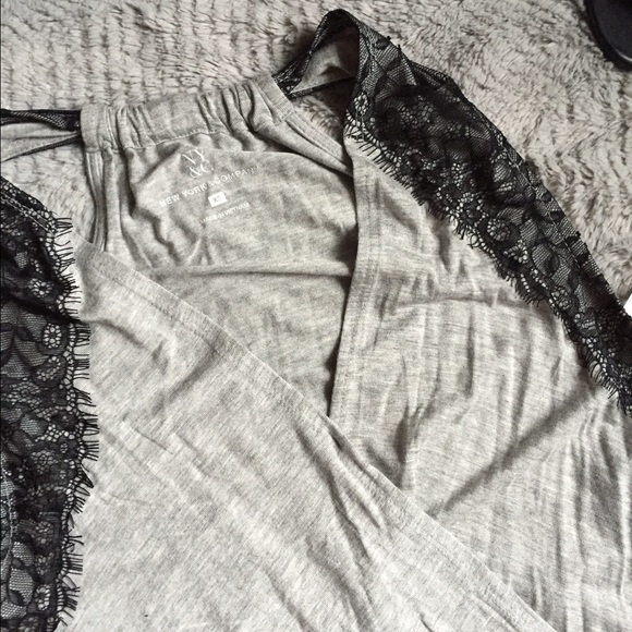 πHP 1/14π Gray crossover tank black lace detail - Picture 2 of 2