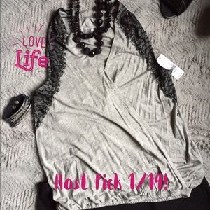 🎉HP 1/14🎉 Gray crossover tank black lace detail