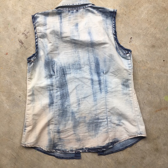 Poshmark Editor's Pick 8/7 Acid Wash Button Tank - Picture 4 of 4