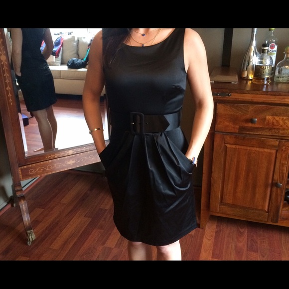 Dresses & Skirts - Black silky dress with belt