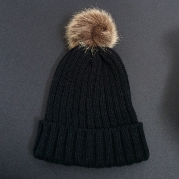 URBAN OUTFITTERS BLACK BALL BENIE