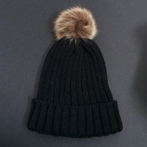 URBAN OUTFITTERS BLACK BALL BENIE