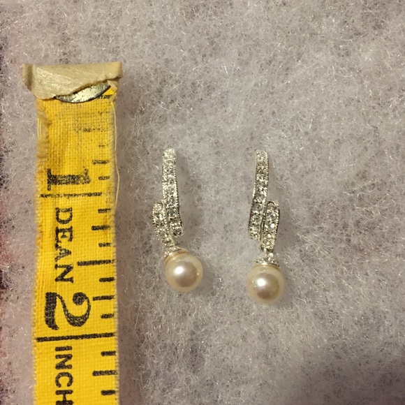 Pearl drop earrings