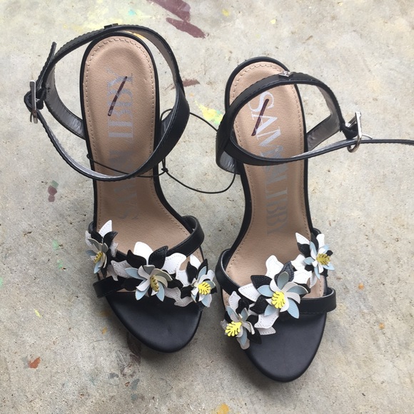 Black Heels with Flowers - Picture 2 of 4