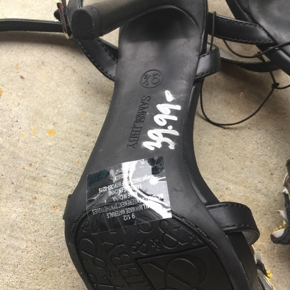 Black Heels with Flowers - Picture 4 of 4