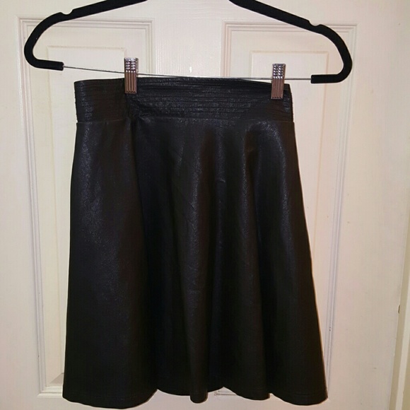 LOVE RICHIE LEATHERETTE BLACK SKIRT - Picture 2 of 2