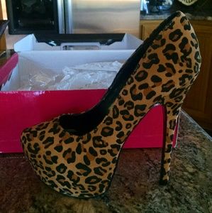 Leopard platform pumps