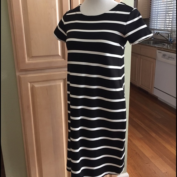 Adorable black & white striped dress😎